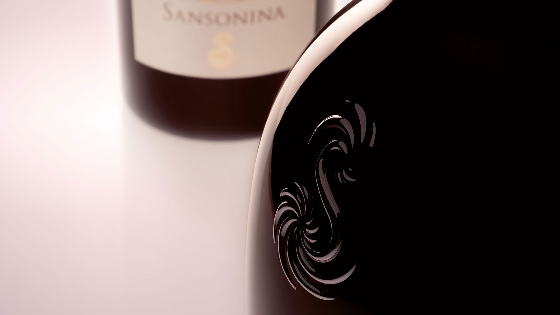 Sansonina closeup bottle design